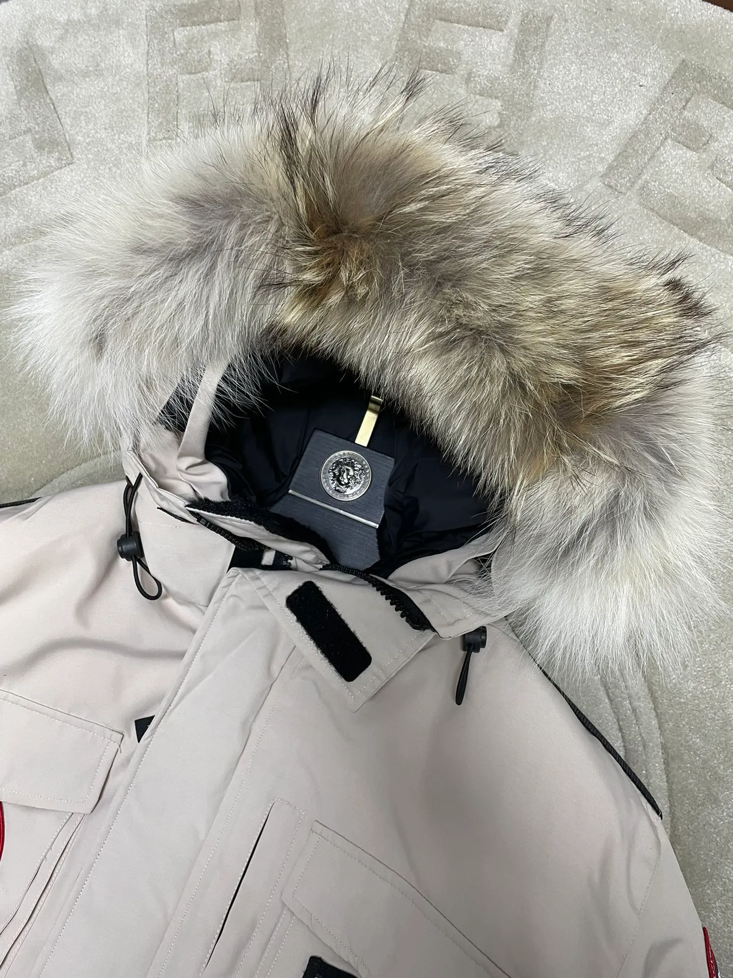 P1060 CANADA GOOES 🇨🇦ⒿⓅⓈ manufactures 10 models of snow curse men and women couples. Factory direct supply: supplying global purchasing agents, micro-business, entities, Tmall, high-end stalls and studio cooperation, free shipping! There are 10 types of Canada Goose Snow Mantra parkas for men and women, the Rolls-Royce of down jackets. ➖ Industry-leading anti-counterfeiting chip sensing. ➖ Imported Behringer embroidery machines and customized embroidery labels, the highest level and industry leading. ➖ Imported Korean 21-count polyester-cotton blended original fabric, TC85 waterproof coated fabric, water-repellent, windproof and wear-resistant. ➖ The new national standard 90 white duck down has an average down filling of 300 grams. The amount of down filling is industry-leading. ➖ 100% nylon lining with double double-layer sealing design to prevent velvet running, and seamless thread design on the cuffs! ➖ Yoshida YKK provides original factory-customized electroplated sliders. YKK two-way lockable zippers are tight and smooth and do not peel off paint. ➖ 3M composite Velcro is durable and the accessories and hardware are all custom-made. Note: Our copywriting is only simple and clear. Instead of bragging about the copywriting, it is better to compare and understand with samples. Only for the purest goose, the most dedicated, the most professional, the highest quality, the highest cost performance! SIZE:XS-XXL [with size chart]